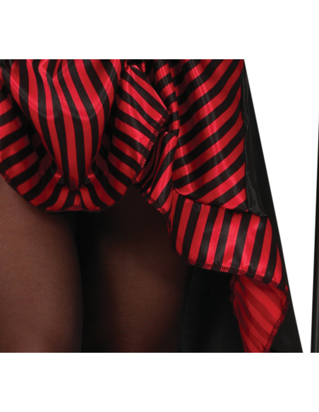 Détail de la dentelle noire du décolleté gothique