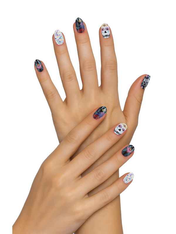 Détail des motifs crânes et roses des ongles Catrina