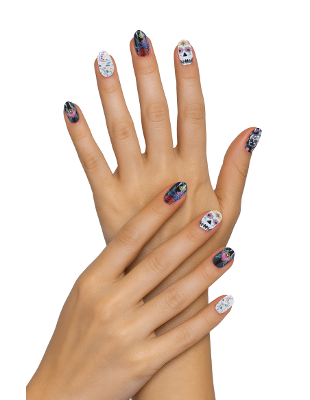Détail des motifs crânes et roses des ongles Catrina