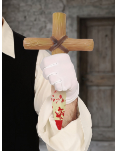 Main gantée tenant une croix-pieu Halloween effet bois avec traces rouges décoratives, de 30 cm de haut.