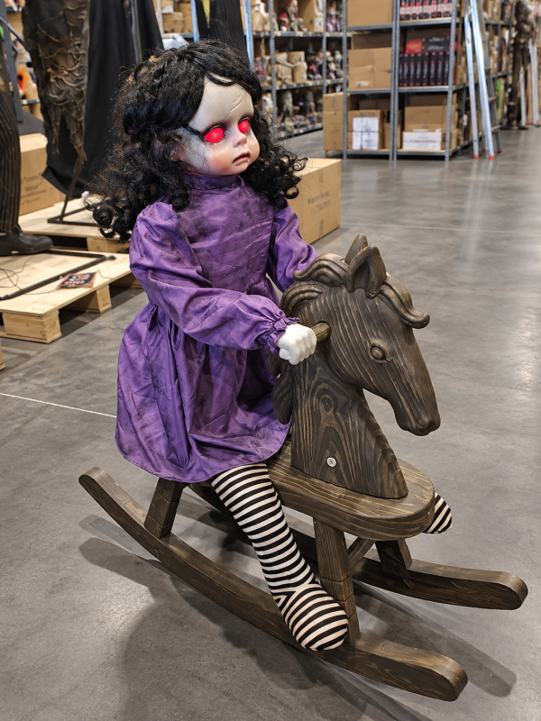 Automate poupée sur cheval à bascule Halloween – Son, lumière et mouvement