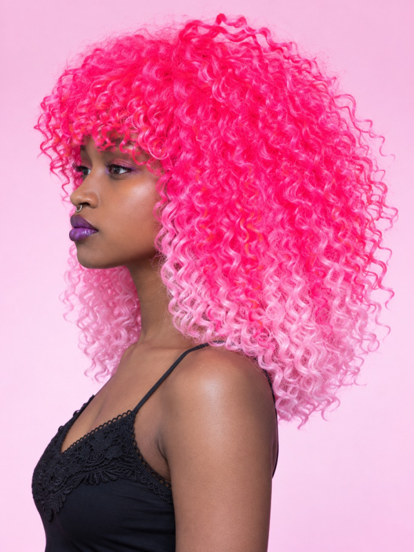 Perruque Manic Panic® Pink Passion™ rose ombré – Ombre Curl Girl™ profil