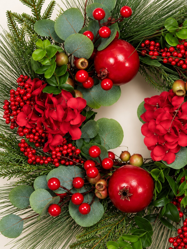 Couronne de Noël 50 cm avec baies rouges et feuillage vert