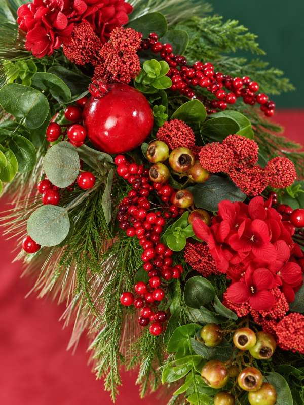 Centre de table de Noël rouge et vert 70 cm – Composition végétale élégante