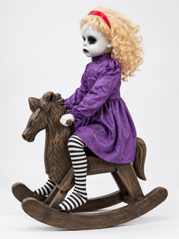 Automate Poupée Blonde sur Cheval du Manoir Hanté – Décoration Halloween animée